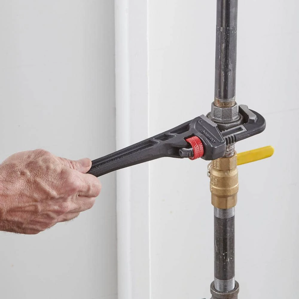 Husky 10 In. Heavy Duty Cast Iron Pipe Wrench With 1 In. Jaw Capacity 4 Husky 10 In. Heavy Duty Cast Iron Pipe Wrench With 1 In. Jaw Capacity - Image 2